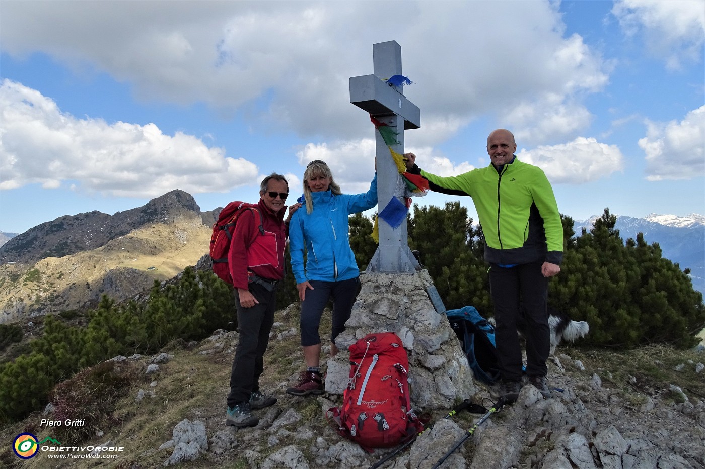 67 Alla croce di vetta del Cancervo (1831 m) con vista in Venturosa.JPG